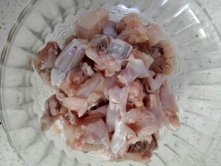 1、酸汤牛蛙,将牛蛙剁成小块，装盘。