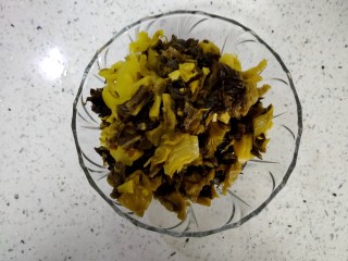 4、酸汤牛蛙,将李记鱼酸菜切成小丁。叶子多剁剁。