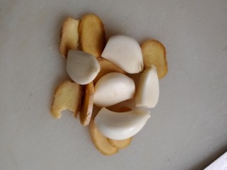 6、酸汤牛蛙,生姜切片，大蒜子整个拍下。