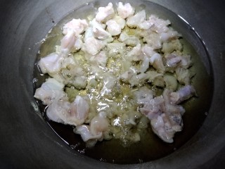 11、酸汤牛蛙,将浆好的牛蛙过油，炸至表面嫩白就可以了。