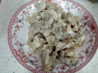 12、酸汤牛蛙,炸好的牛蛙装盘备用。