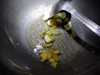 13、酸汤牛蛙,锅内放入适量色拉油，加入泡椒，生姜，大蒜子。煸香。