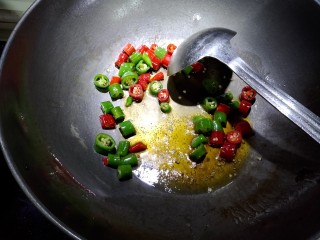 17、酸汤牛蛙,最后，锅内放入少许色拉油，花椒油，红油，青红尖椒。小火煸香就可以啦。淋在牛蛙上面。