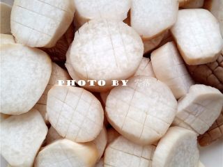 3、蚝油杏鲍菇,每片杏鲍菇都划上十字刀；