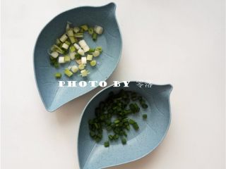 4、蚝油杏鲍菇,小葱洗净切碎；葱白、葱绿分开；