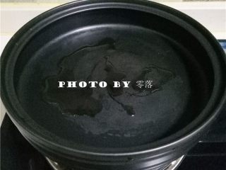 6、蚝油杏鲍菇,塔吉锅放入适量玉米油；