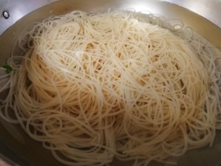 5、家常冷面,冷面水开下锅。