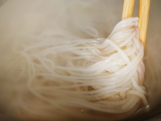 6、家常冷面,放入锅里就计时,焯30秒。