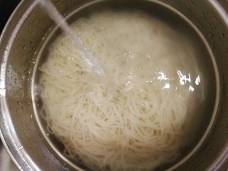 7、家常冷面,快速捞出冷面过凉水,要多换两遍凉水,直到水清澈。