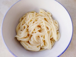 11、家常冷面,大碗里放入适量冷面。