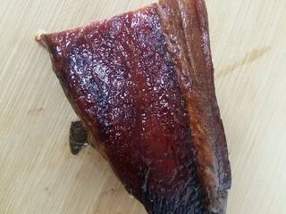 2、腊肉土豆焖饭,切一块腊肉,量根据自己的喜好来就行,喜欢吃就多放些。