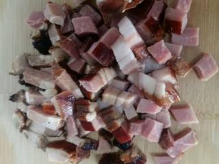 3、腊肉土豆焖饭, 腊肉切小方块,和土豆差不多大。