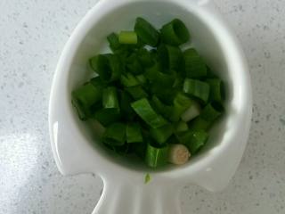 4、腊肉土豆焖饭,小葱切葱花。