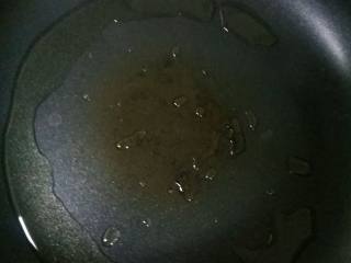 6、腊肉土豆焖饭,热锅凉油。