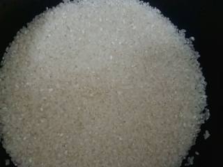 10、腊肉土豆焖饭,准备好大米。