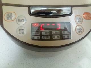 12、腊肉土豆焖饭,启动电饭煲的柴火饭功能,静静等待美味就行了。