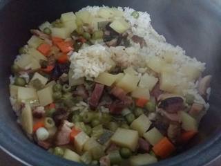 13、腊肉土豆焖饭,满屋子的腊肉香味。饭菜一锅出了,方便,好吃。