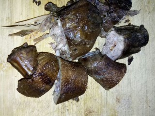 1、麻辣鸭脖#川菜#,鸭脖剁段。