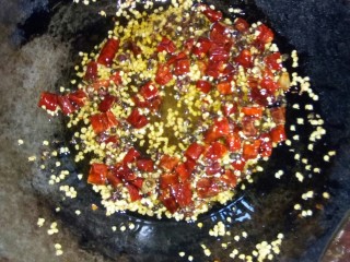 2、麻辣鸭脖#川菜#,炒锅倒油，放入干辣椒段和花椒小火炒香。