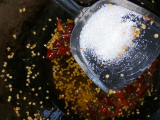 3、麻辣鸭脖#川菜#,放入白糖翻炒均匀。