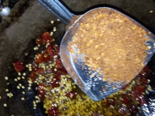 4、麻辣鸭脖#川菜#,加入麻辣蘸料翻炒均匀。