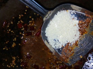 5、麻辣鸭脖#川菜#,放入鸡精翻炒均匀。