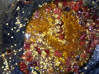 6、麻辣鸭脖#川菜#,炒香后的麻辣调味料。