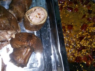 7、麻辣鸭脖#川菜#,鸭脖放入炒锅中。