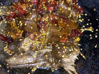 8、麻辣鸭脖#川菜#,大火，快速翻炒，使鸭脖入味。