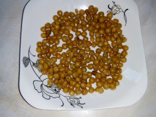 9、麻辣鸭脖#川菜#,盘中放入香酥豆。