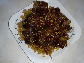 10、麻辣鸭脖#川菜#,将麻辣鸭脖装入盘中。