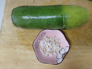 1、清炒萝卜丝,主要食材，青萝卜洗净，虾皮适量。
