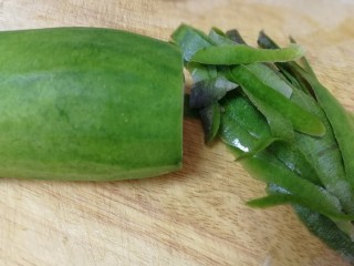 2、清炒萝卜丝,萝卜去皮。