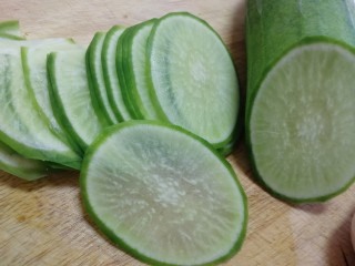 3、清炒萝卜丝,取半个萝卜，切薄片。