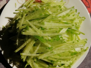 4、清炒萝卜丝,切丝。