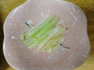 5、清炒萝卜丝,准备葱丝和姜丝。