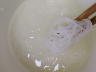 6、清炒萝卜丝,粉丝热水泡软。