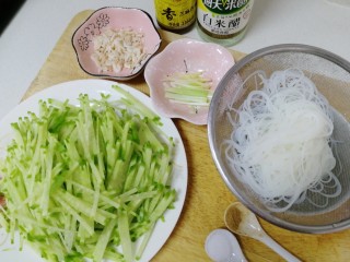 7、清炒萝卜丝,粉丝控水，准备白醋，香油，盐，十三香。