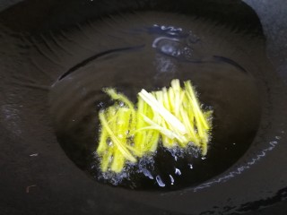 8、清炒萝卜丝,热锅倒入适量油，油微热放入葱姜丝，炒出香味。