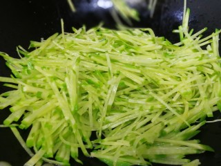 9、清炒萝卜丝,放入萝卜丝，文火炒香。