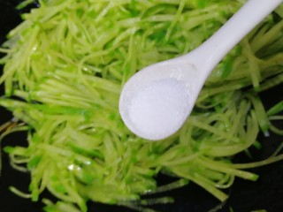 10、清炒萝卜丝,放入一小勺盐，文火炒软。