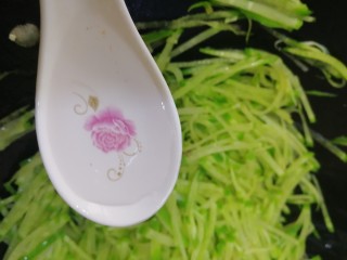 11、清炒萝卜丝,放入一汤匙白醋，炒匀。