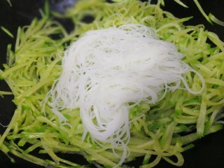 12、清炒萝卜丝,放入粉丝。