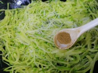 13、清炒萝卜丝,文火炒匀，放入适量十三香，炒匀。