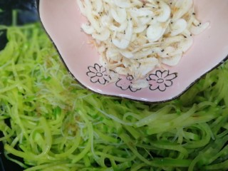 14、清炒萝卜丝,放入虾皮，点入适量香油，文火炒匀即可。