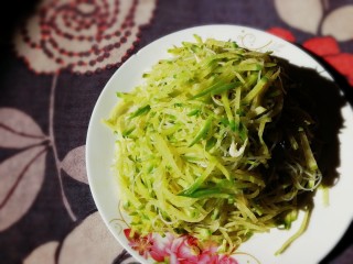 15、清炒萝卜丝,盛盘。