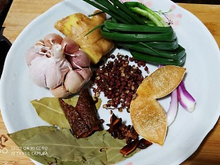1、鲜辣香菇鸡肉酱 炒菜下饭好帮手,原材料：生姜大蒜花椒小葱桂皮香叶八角陈皮