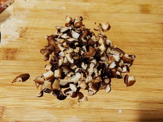 7、鲜辣香菇鸡肉酱 炒菜下饭好帮手,泡开的香菇切成粒