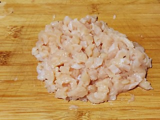 8、鲜辣香菇鸡肉酱 炒菜下饭好帮手,鸡胸肉切成粒