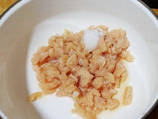 9、鲜辣香菇鸡肉酱 炒菜下饭好帮手,鸡胸肉粒加盐、料酒先腌制一会